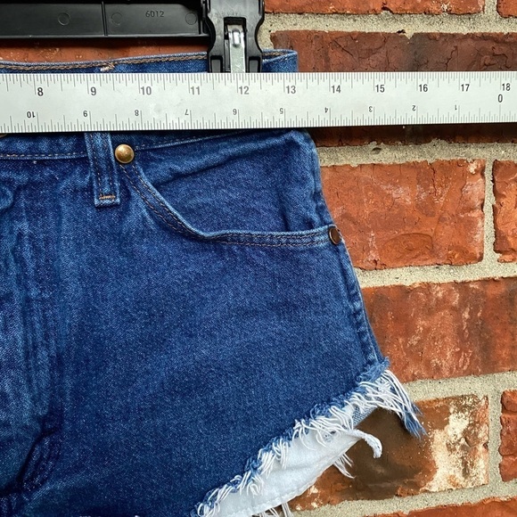 Wranglers Womens 5 Cheeky Booty Frayed Cutoff Denim Blue Jeans Shorts - Picture 7 of 8